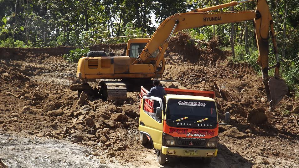 ALAT BERAT BEROPERASI HAMPIR SEBULAN,  POLSEK TIDAK TAHU ?