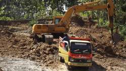 ALAT BERAT BEROPERASI HAMPIR SEBULAN,…