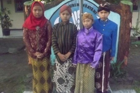 MENGUATKAN MORAL ANAK  DENGAN AGAMA