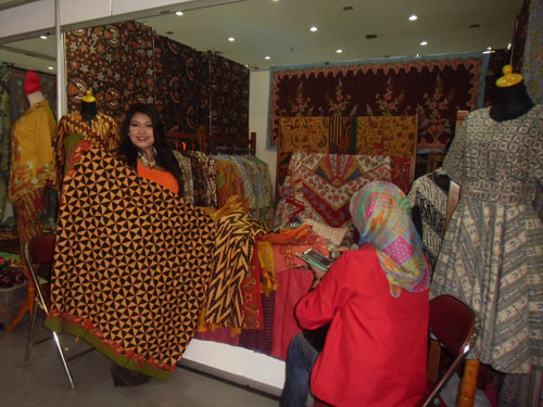 BATIK  WARISAN ADILUHUNG BANGSA INDONESIA MENDUNIA BAGIAN 2 MELEGENDA KE SELURUH DUNIA 