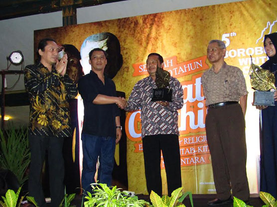 PENGHARGAAN  SANGHYANG KAMAHAYANIKAN AWARD  DISERAHKAN KEPADA  PENYELAMAT BUDAYA, KARKONO KAMAJAYA DAN HALILINTAR LATIEF  