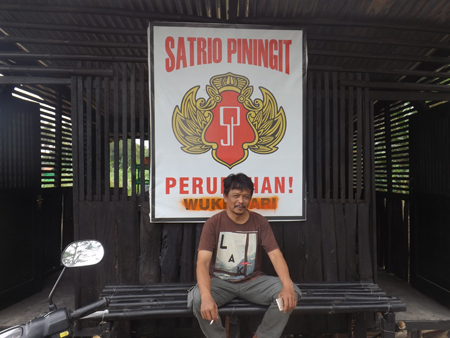 Bowo Tambatkan Angkringan Perubahan ' Bersantai Sambil Bersihkan Sampah  Sungai 