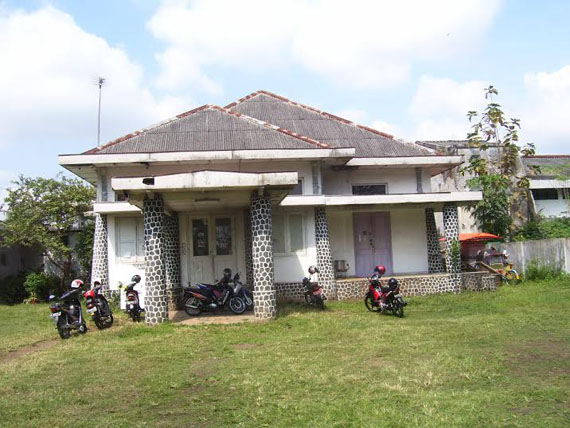 DI SALATIGA  BANGUNAN CAGAR BUDAYA  DIBIARKAN MANGKRAK