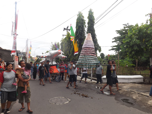 Warga cebongamn ngestiharjo bantul peringati hut RI 71 dengan kirab kuda