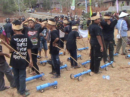 Kirab budaya gunungapi purba angkat kembali mainan tradisionil glindingan 