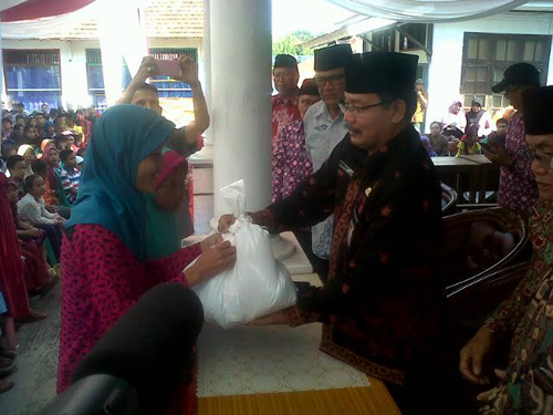 Kadis Koperasi dan UMKM Provinsi Jambi Secara Simbolis membagikan Infaq dan sodakoh.