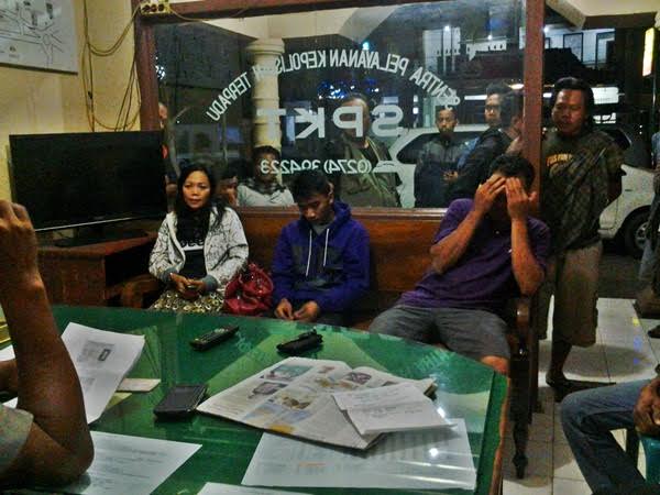 Janda Asyik Kumpul Kebo Dengan Oknum PNS Akhirnya Di Gerebeg Massa