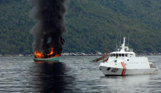 TNI AL Hancurkan Kapal ilegal fishing “ Duuerr Presiden Joko Widodo Tidak Gertak Sambal 