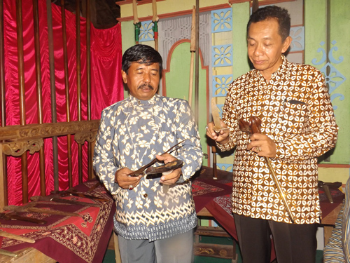 Pegang pusaka dan keris harus bersih hatinya tidak boleh orang bernajis 