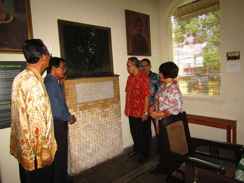 Bahasa Jawa Dan Inggris ' Jadi Andalan Menggaet Kunjungan Ke Mosium Dewantara
