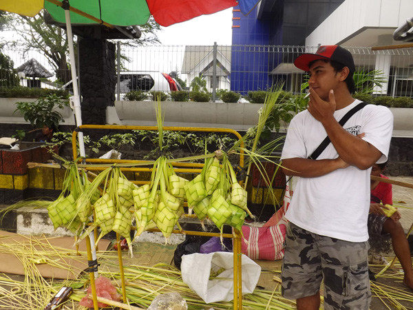 Berkah lebaran "penjual kupat panen