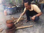 Asyiknya lomba ngliwet sambil dengarkan…