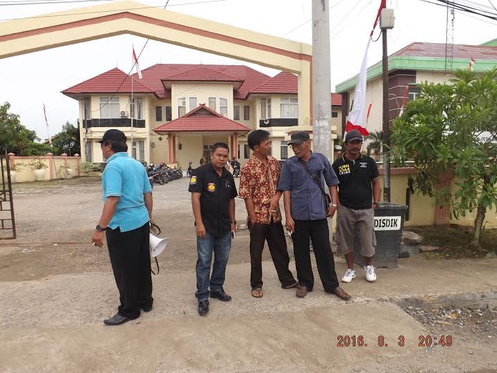 DINAS PENDIDIKAN DIDEMO ORMAS DAN ALIANSI LSM TAJAM, WAHIDIN MENGHINDAR.