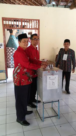 H.Mustangid Cabup independent coblosan di Tps 14 Ledoksari