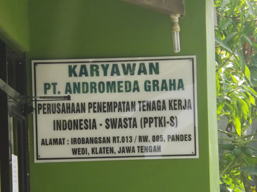 Papan Nama Perekrutan PJTKI  di Wedi Klaten  Mencurigakan " Diduga  Tidak Memiliki Izin  Resmi 