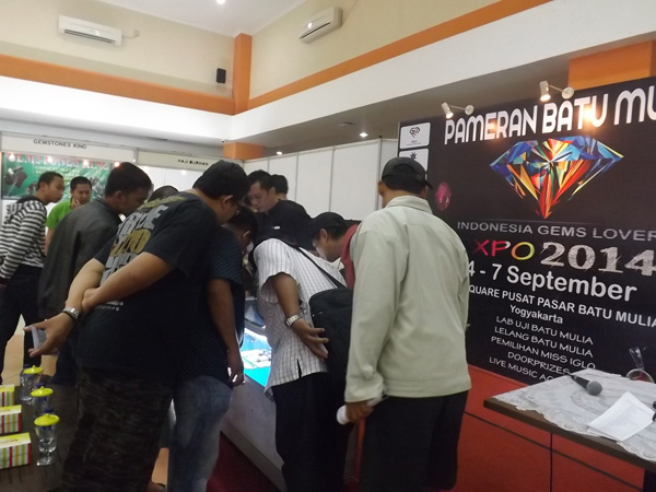 Pameran Batu Mulia  Di XT Squere  Pengunjung Berjubel "Batu Akik Jangan di Pandang Karena Gaib