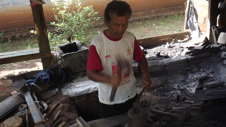 Turun Temurun Salimin Menjadi Pandai Besi Cuelo
