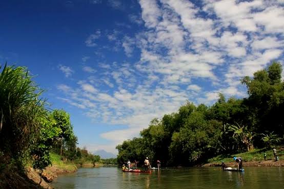 Nelayan sungai brantas panen ikan " Tapi kail tersangkut lendir limbah  limbah pabrik tepung  ?