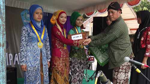 Sekolahan Berbasis Budaya Jawa 'Wisudapun Berpakaian Adat