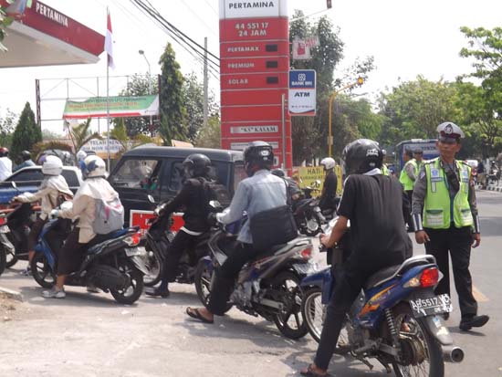 Di Jogja Antrian BBM Kian Marak SPBU di Jaga Polisi "Bensin Ecer Rp 9000/liter