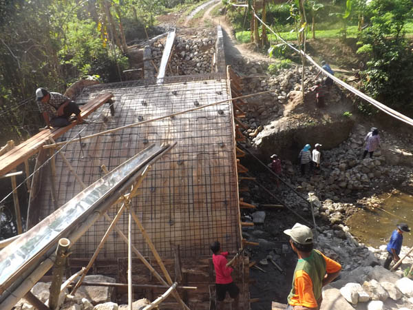 Meski Bulan Puasa Warga Gembyong  Garap Jembatan Lengkung Beton 