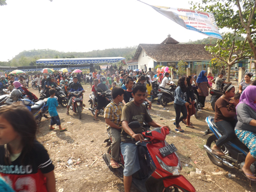 Jalan sehat warga desa wisata pucung rejo meriah puluhan dooprice jadi rebutan
