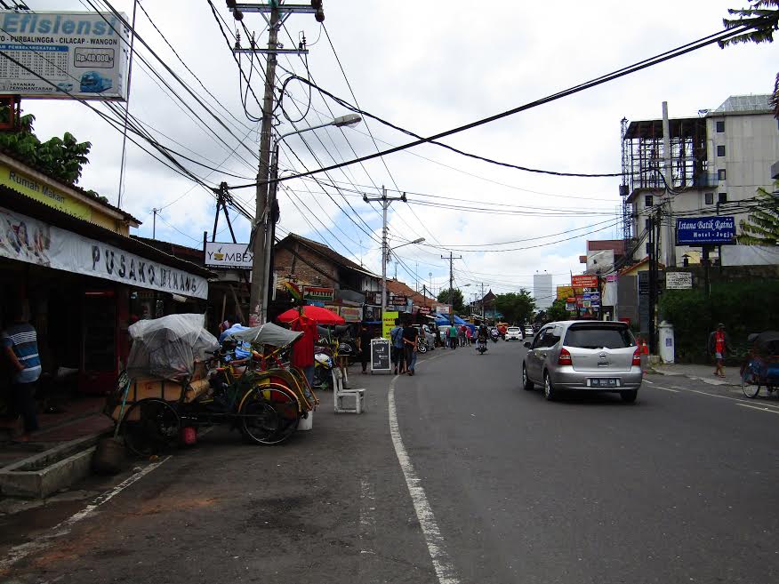 RELOKASI PEDAGANG  KAKI  LIMA KAWASAN PASAR KEMBANG JALAN TERUS