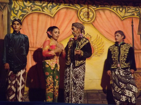Suharsono 'Budaya Sebagai Media Mewujudkan Identitas Suatu Daerah 