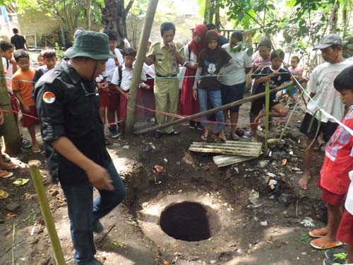 Bibir Sumur Bertuliskan Huruf Jawa menghebohkan Warga Demi Bendo Wukirsari Imogiri