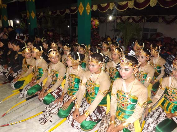 Tata Busana Sri kandi mengawal kirab 