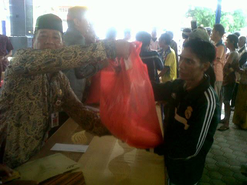 Pasar Murah Ramadahan 1437.H Kota Jambi di Serbu Masyarakat Kurang Mampu 