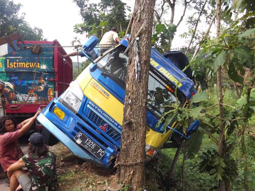 Truk Angkut Mill ke Banjarnegara Terseok Nabrak Pohon di Tikungan Putat Gunungkidul