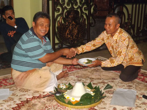 Malam Tirakatan H.Subardi Cabup Gunungkidul Potong Tumpeng Gelar Solawat Nariyah 