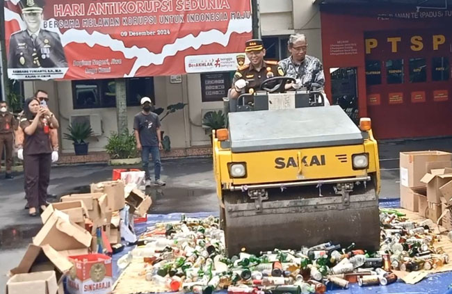 Kejaksaan Negri Sleman Januari 2025 Musnahkan Ribuan  Botol Miras 