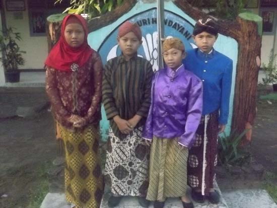 Memperingati Hari Kartini SD Mutihan Banguntapan Serempak Berpakian Adat Jawa