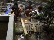 Menunggu buka puasa anak anak main…