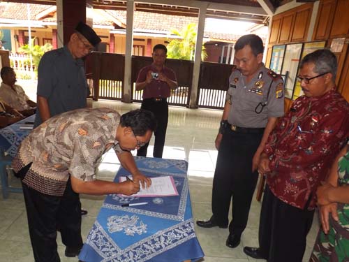 Dua  calon kepala desa Nglegi tanda tangani nota kesepahaman 