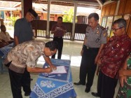 Dua calon kepala desa Nglegi tanda…
