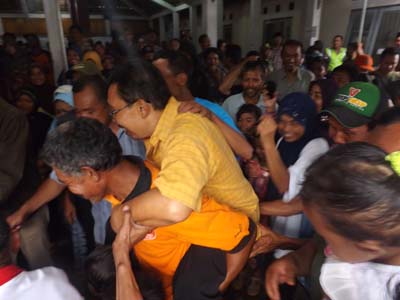 Menang pilkades Aripin  di gendong & di arak naik odong odong
