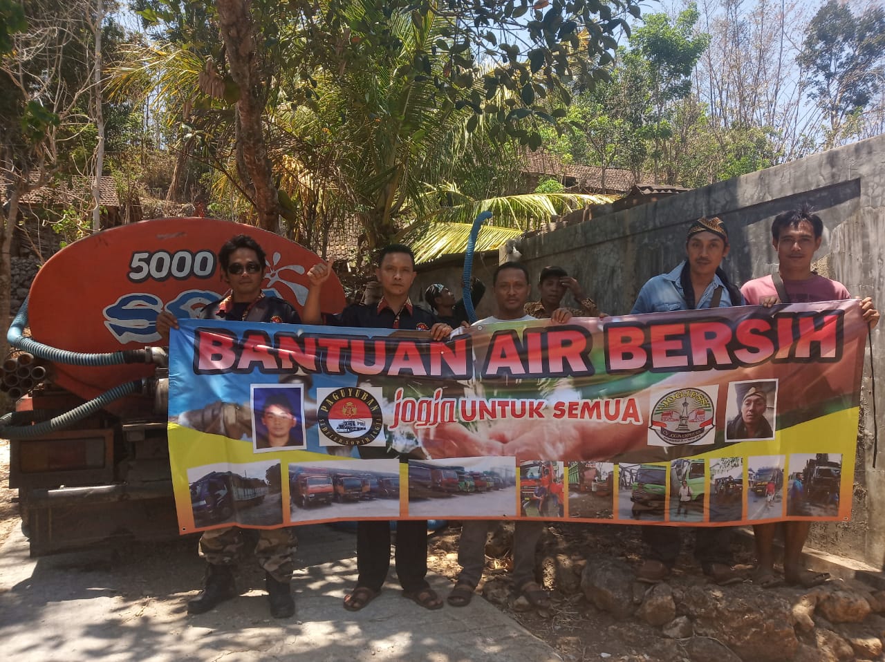 Komunitas Sopir Truck Jogja Berbagi Air Bersih Di Gunungkidul