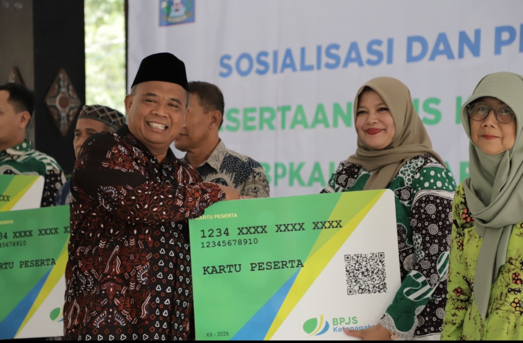 Bupati Sleman Serahkan BPJS Ketenagakerjaan Bagi Anggota BPKal se-Kabupaten Sleman