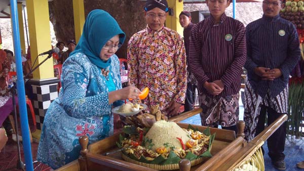 Turis asing saksikan potong tumpeng di gunung apipurba