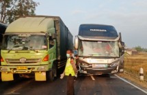 Menyalip, Bus Hantam Dua Motor…
