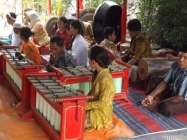 Dua tembang – tembang Jawa mengalun…