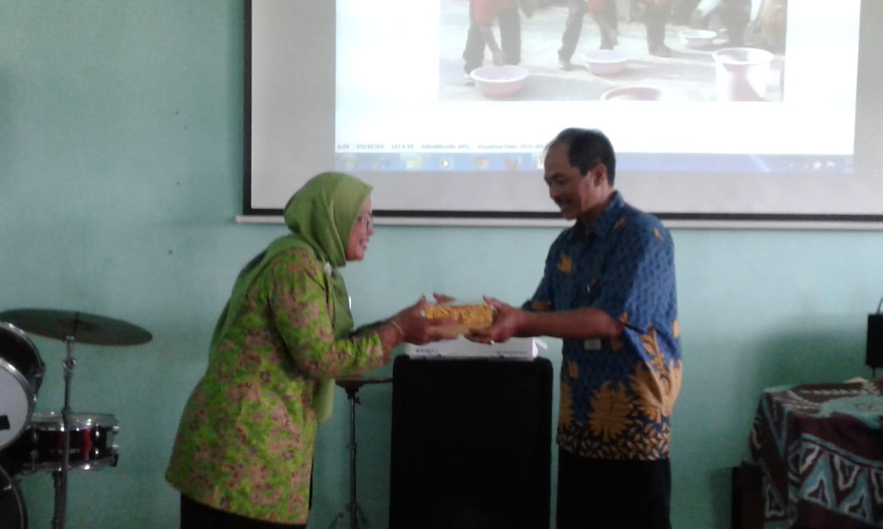 SD Tegaldowo Bantul Implementasikan Pendidikan Karakter Dengan Bakti Sosial 