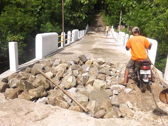 Di Duga Tak Sesuai bestek Jembatan PNPM Mandiri  Usai di Resmikan Camat Blesek Alias Jebol 