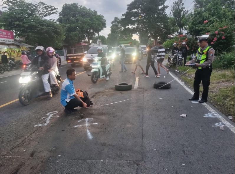 Hindari Gerobak Sampah Motor Tabrak Truk Tangki Di Jalan Raya Kabat, 1 Orang Tewas Di TKP  