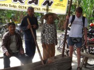 Wisman ke desa wisata main musik…