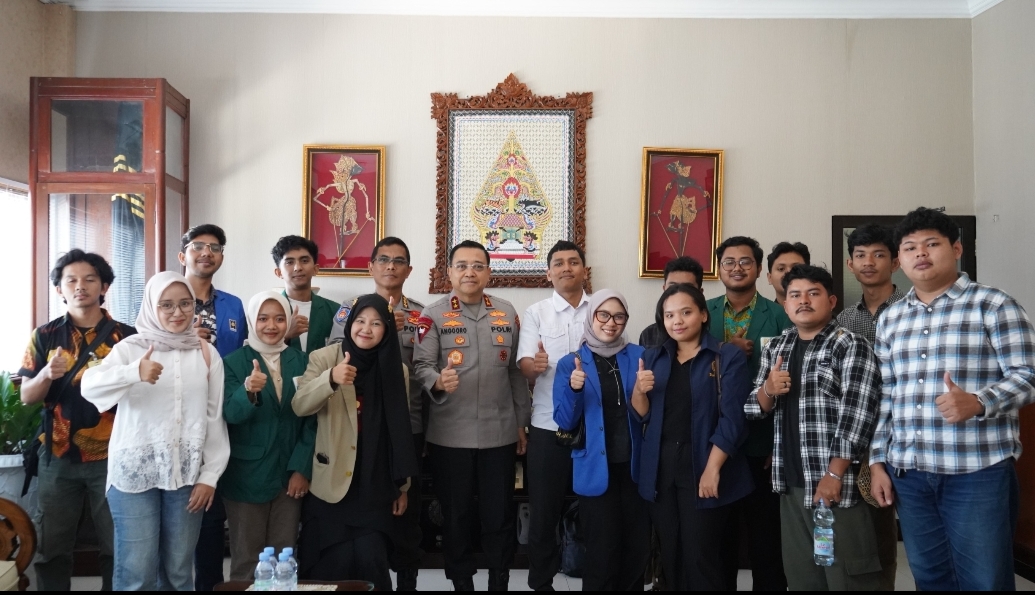 Kapolda DIY Serahkan Bantuan " Living Cost" Kepada 306 Mahasiswa Terdampak Banjir Bandang Sumatera