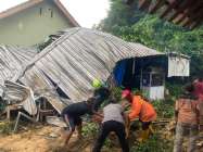 Angin Kencang Mengakibatkan Pohon Beringin Mataram Kotagede Roboh